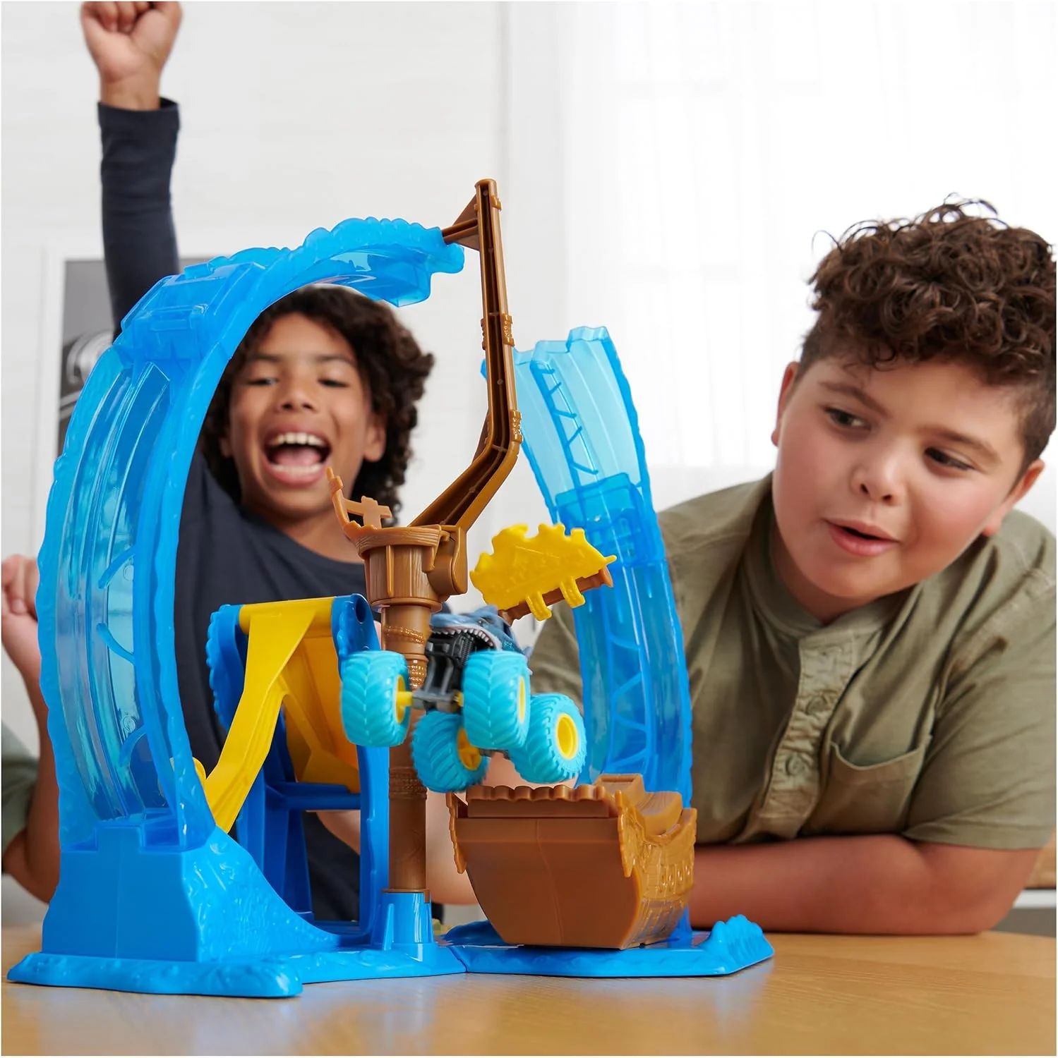 Monster Jam Megalodon Loop Of Doom Stunt Playset - Image 3